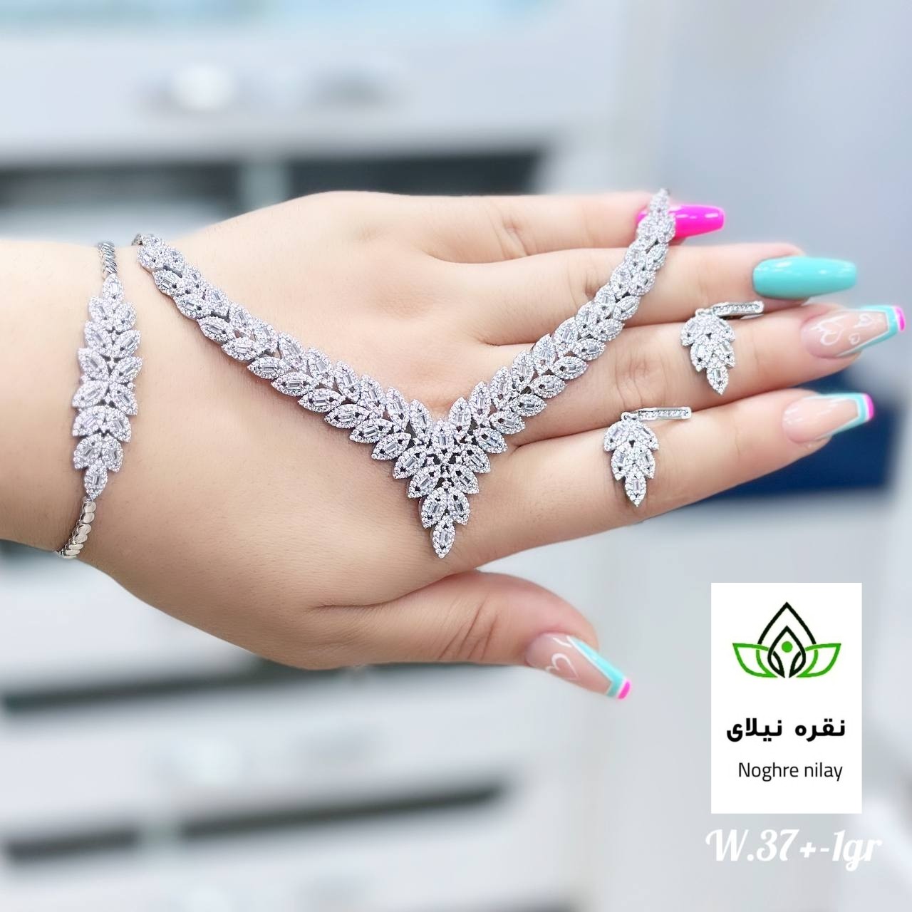 سرویس   نقره جواهری عیار 925آبکاری طلا سفید   رنگ ثابت تضمینی بدون ریزش نگین   ،ارسال رایگان  و  دارای فاکتور معتبر 