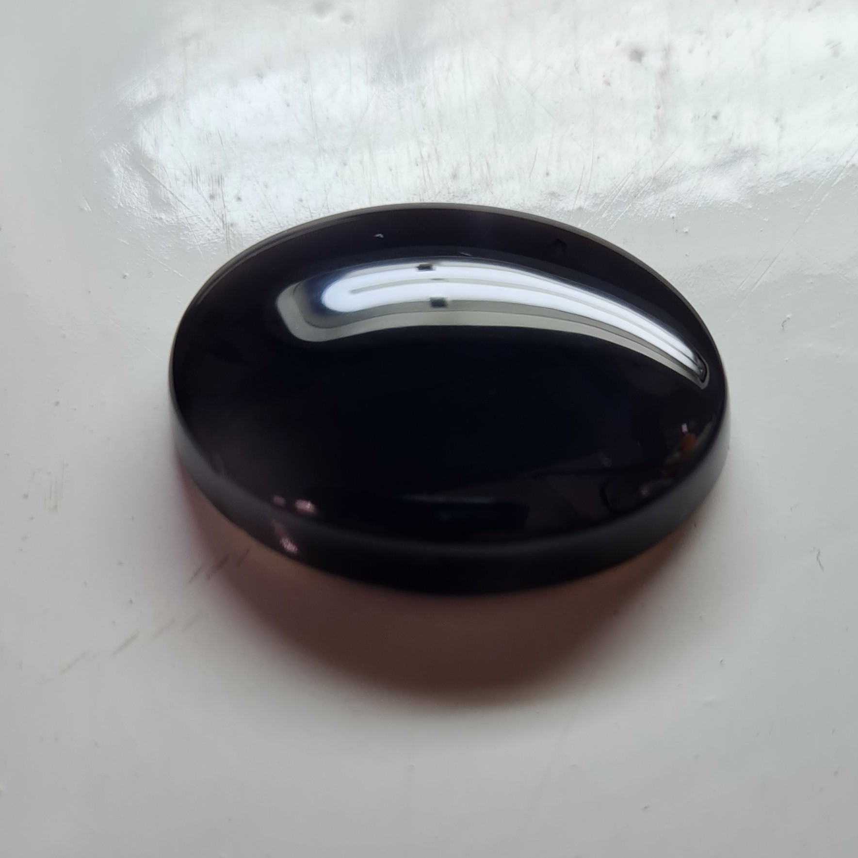 نگین عقیق دودی. مشخصات.طول 3 سانتی متر. عرض 2.2 سانتی متر. ارتفاع 0.5 سانتی متر.