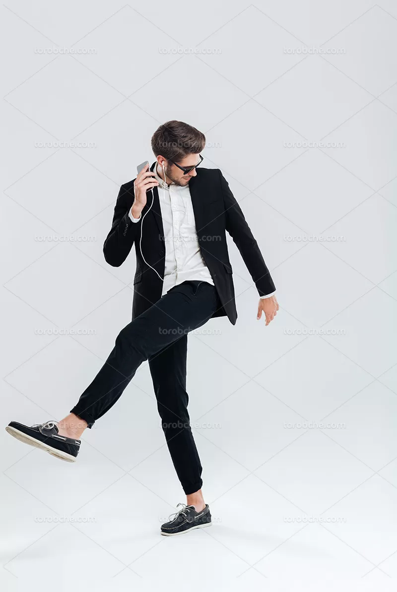 عکس مرد با کت و شلوار | گرافیک با طعم تربچه