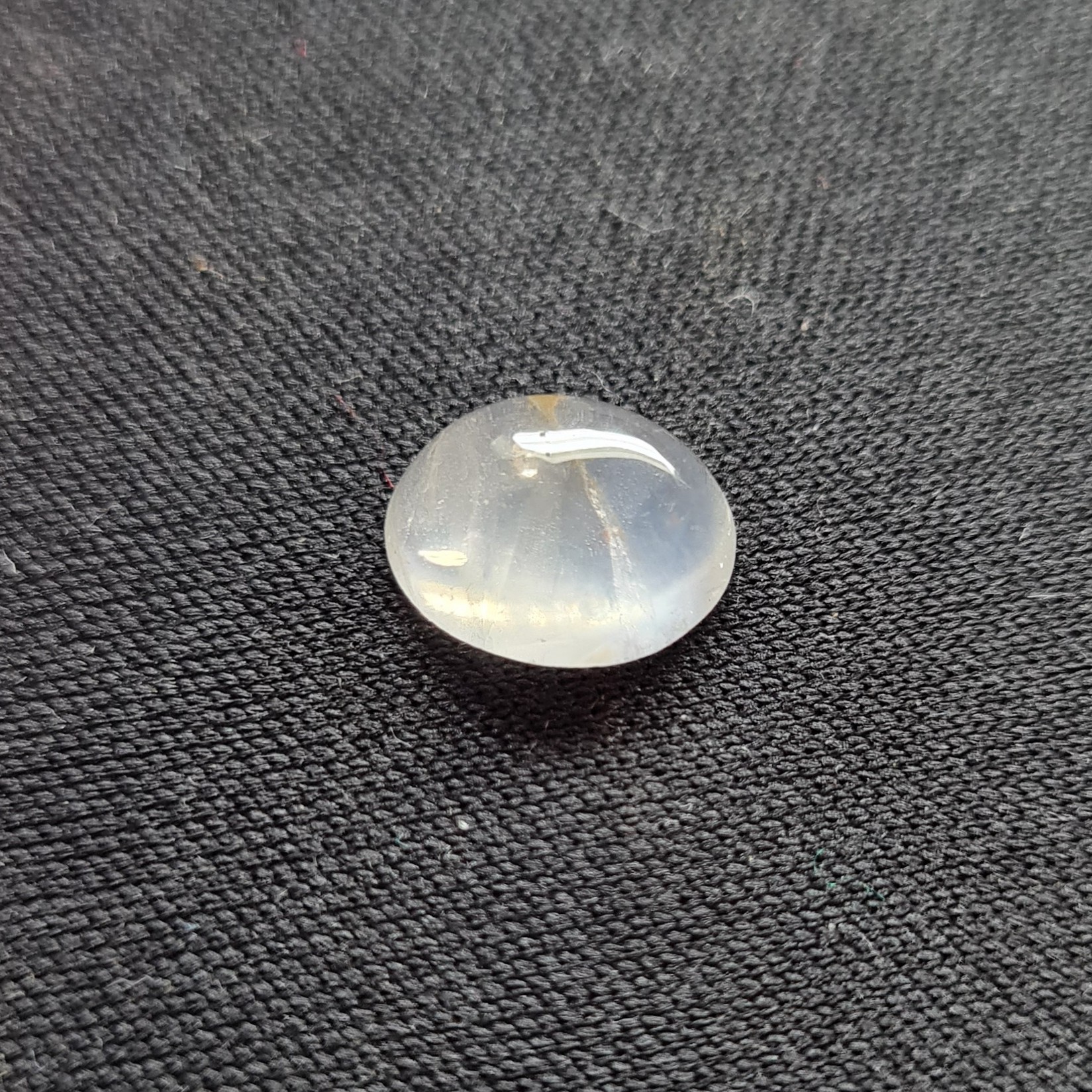 نگین در نجف. مشخصات. طول  1.1 سانتی متر. عرض  0.9 سانتی متر. ارتفاع 0.45 سانتی متر.