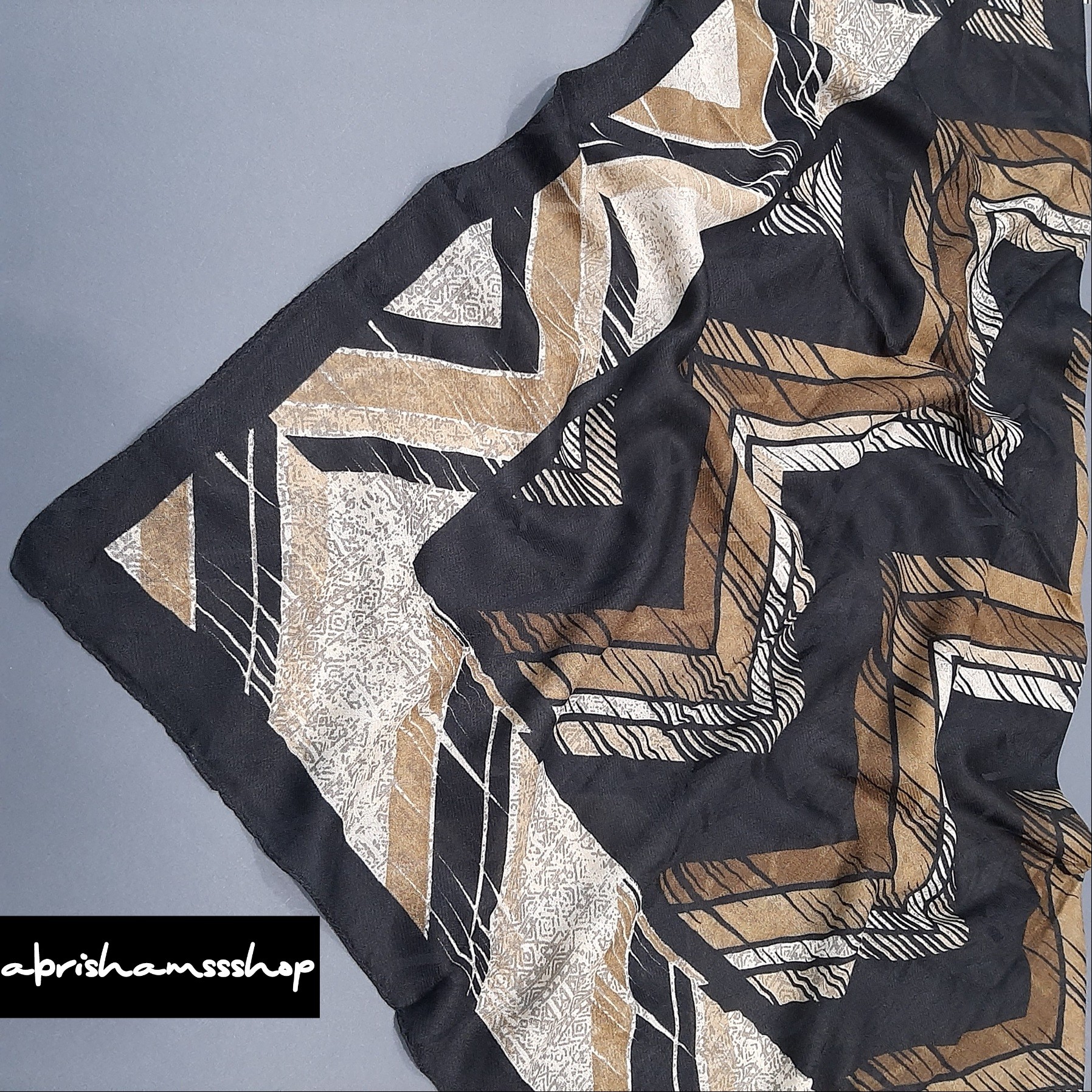 روسری  نخی قواره  100 سانت  حاشیه ماشین دوخت  تک رنگ مشکی نسکافه ای