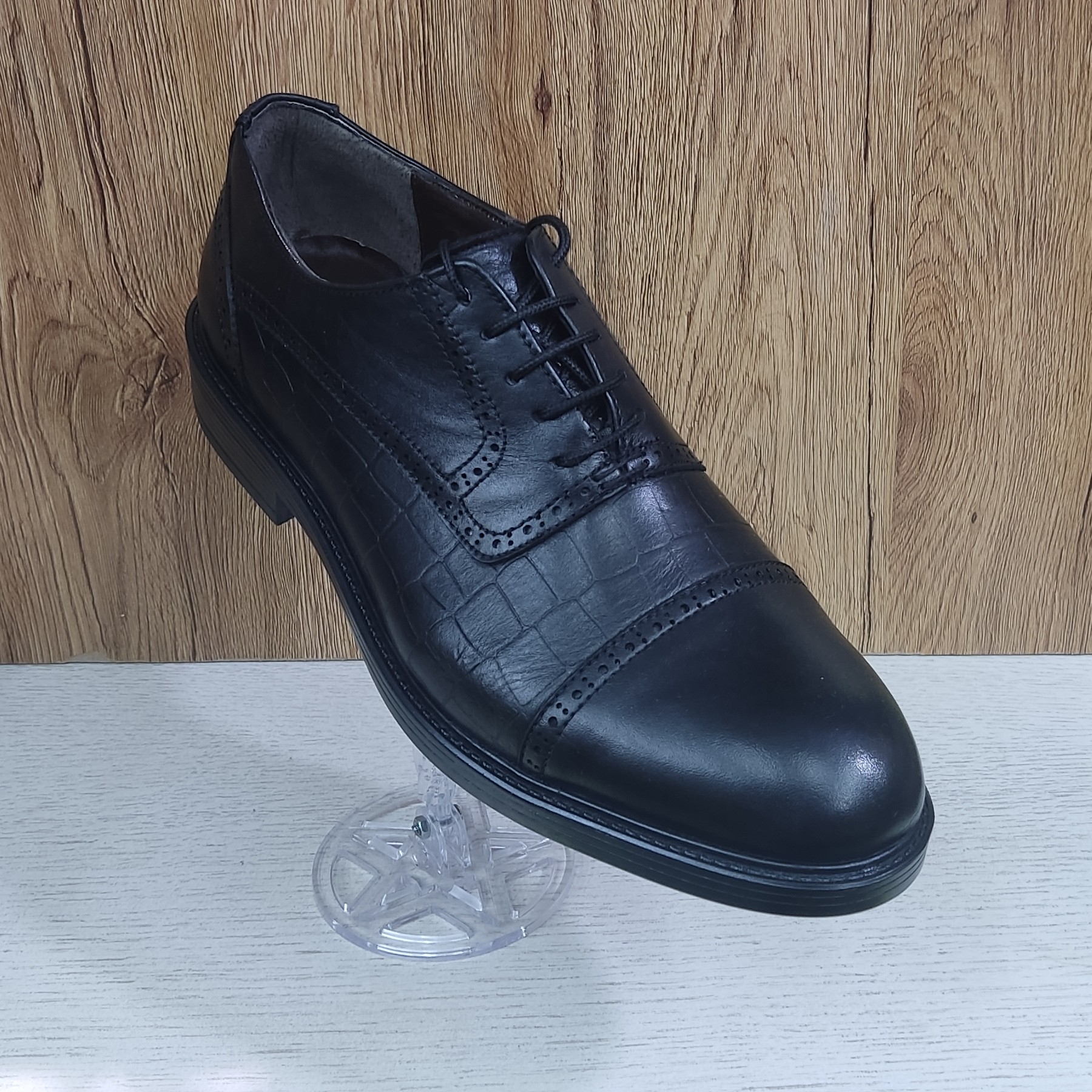 کفش تمام چرم مدل برت هشترک
راحت و بادوام 
مناسب برای استفاده روزمره و مجلسی
رنگ موجود مشکی