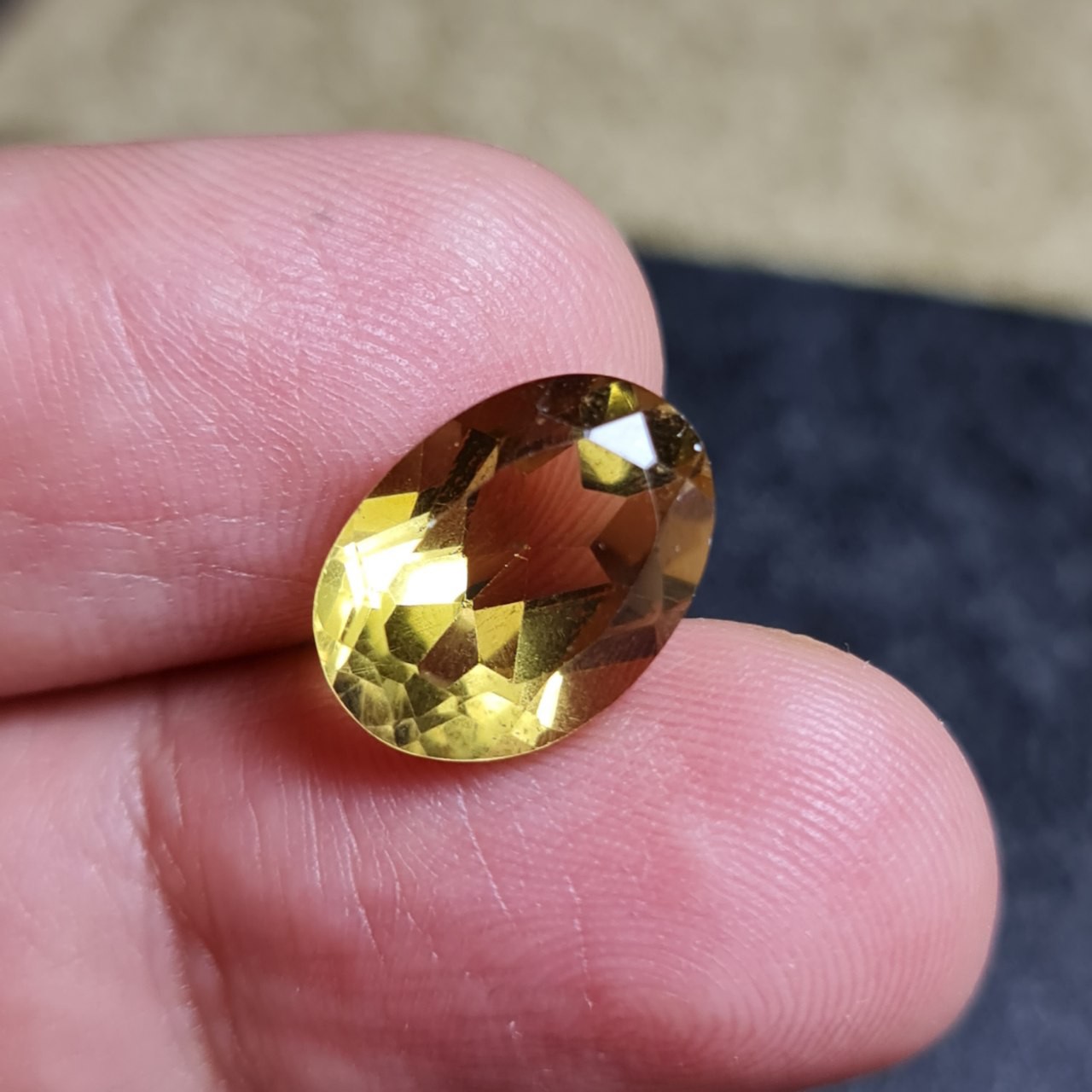  نگین زیبای سنگ هانی کوارتز معدنی آفریقایی با وزن 6 قیراط 
کد  28755
