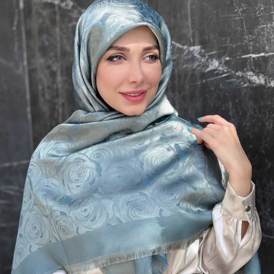 روسری نخ ابریشم ژاکارد دورو لمه دار وارداتی طرح گل رز رنگ سبز دریایی(ارسال رایگان)