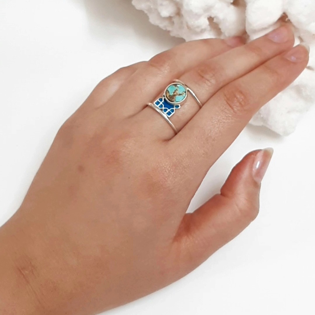 انگشتر مقرنس با سنگ فیروزه اصل نیشابور لطفاً قبل از خرید از موجود بودن محصول اطمینان حاصل فرمایید  و یکماه فرصت ساخت 