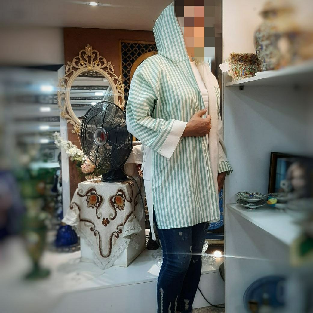 مانتو لنین کلاه دار و یقه دار، از دو رنگ پارچه ساده و راه راه استفاده شده،