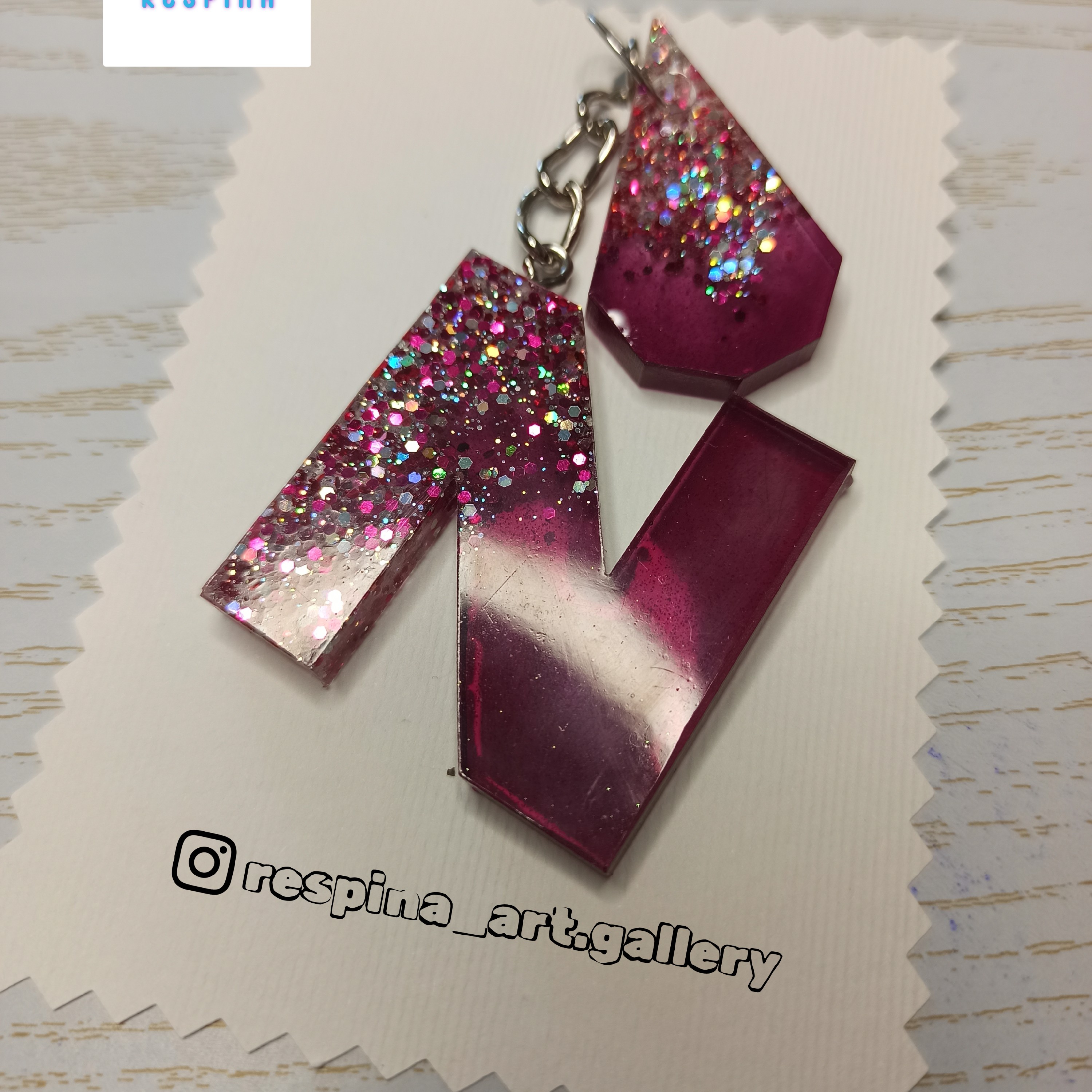 جاسوئیچی حروف لاتین رزینی حرف N با آویز الماس   رنگ ها قابل تغییر میباشد