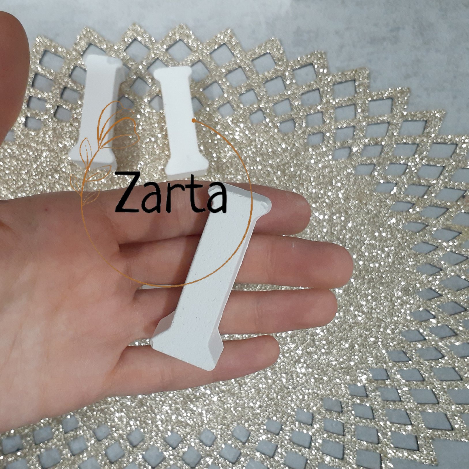 استند خام بتنی حرف I ، اسم بی رنگ ، قابلیت رنگ آمیزی با رنگ اکرلیک