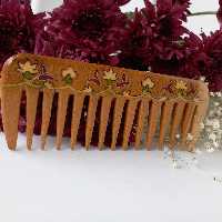 شانه چوبی گردو بدون دسته .آراسته بهدنقوش تذهیب باکیفیت عالی وقطر مناسب