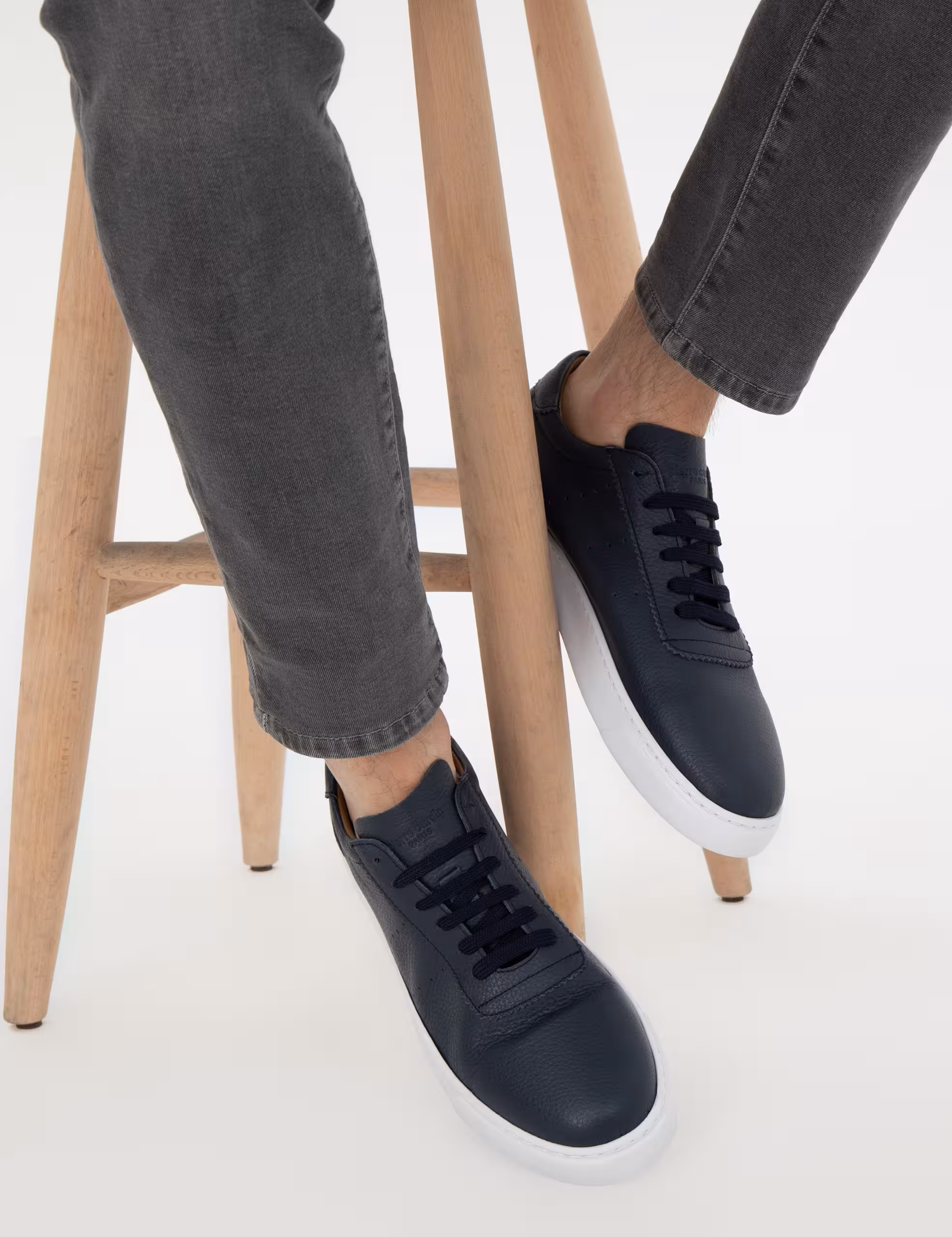 کفش کتانی و اسپرت مردانه سرمه ای پیرکاردین - فروشگاه لباس شهرمون