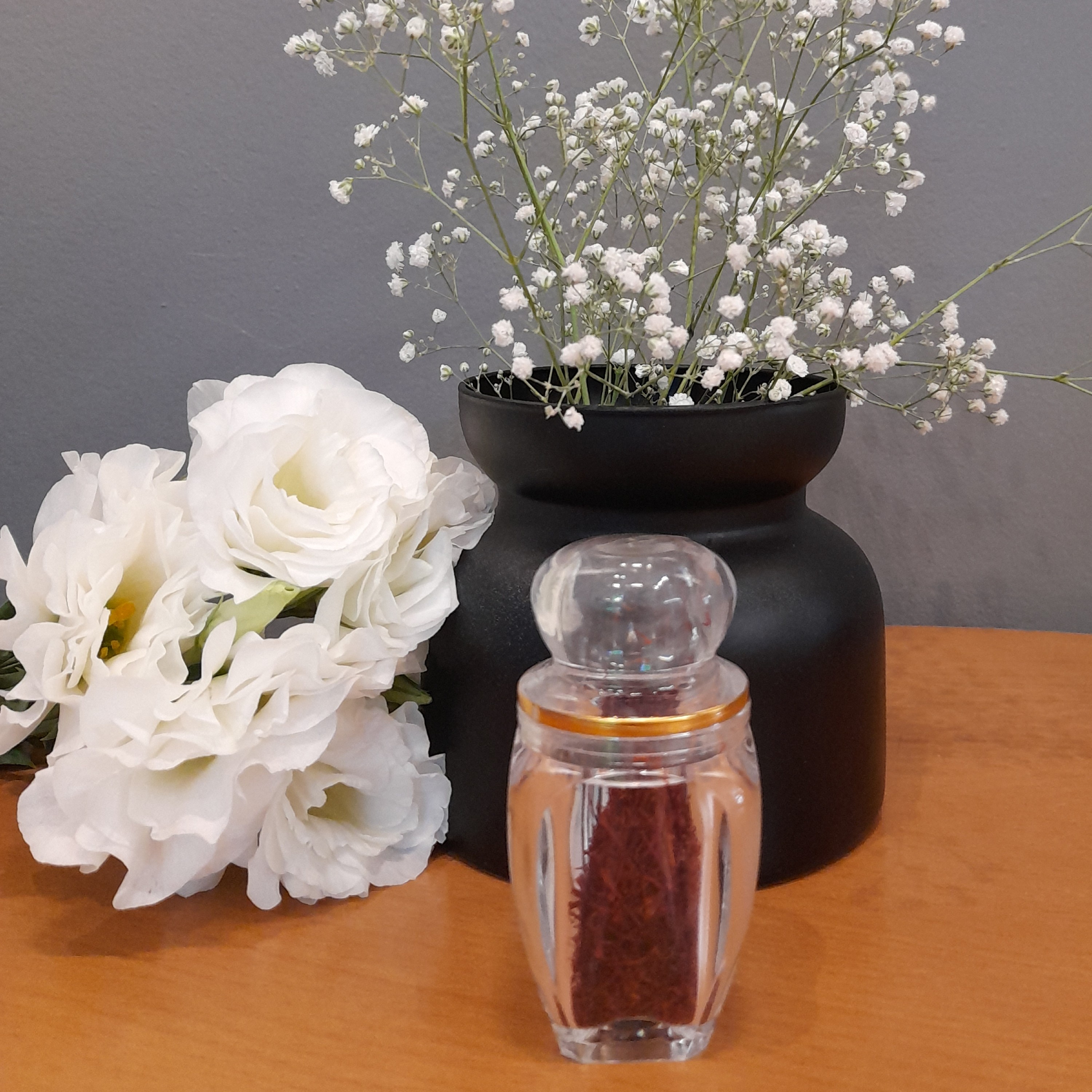 زعفران اصل استهبان، یک مثقال،  همراه با ظرف 