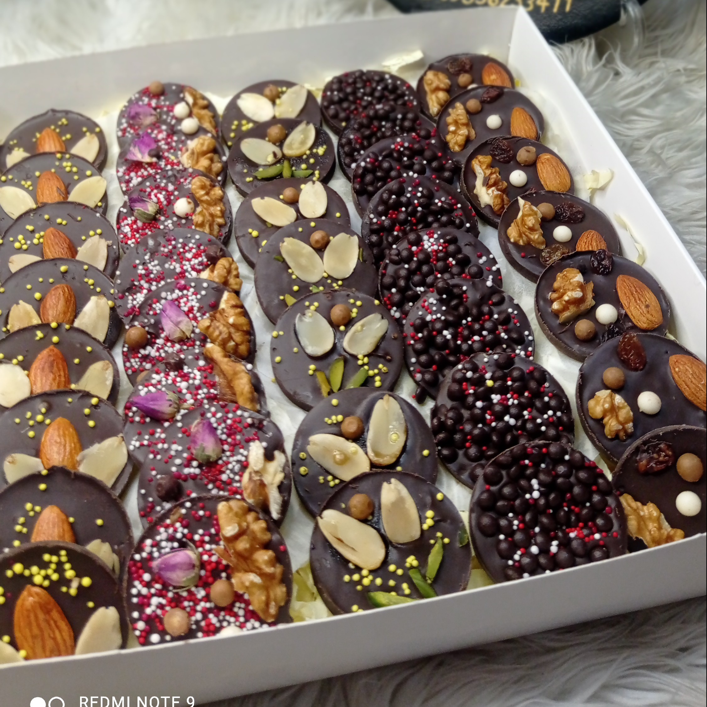 شکلات مغز دار مگنتی
