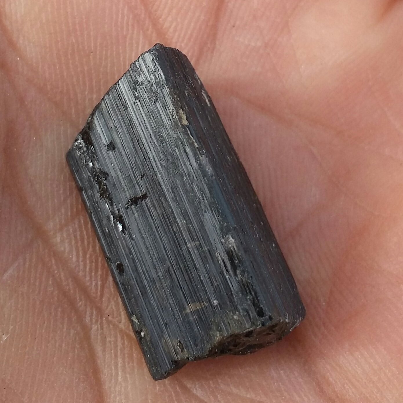 سنگ راف تورمالین شرول وارداتی ارزشمند شاهکار خلقت 100درصد طبیعی
مناسب جهت کلکسیون و ساخت نگین کد 9151