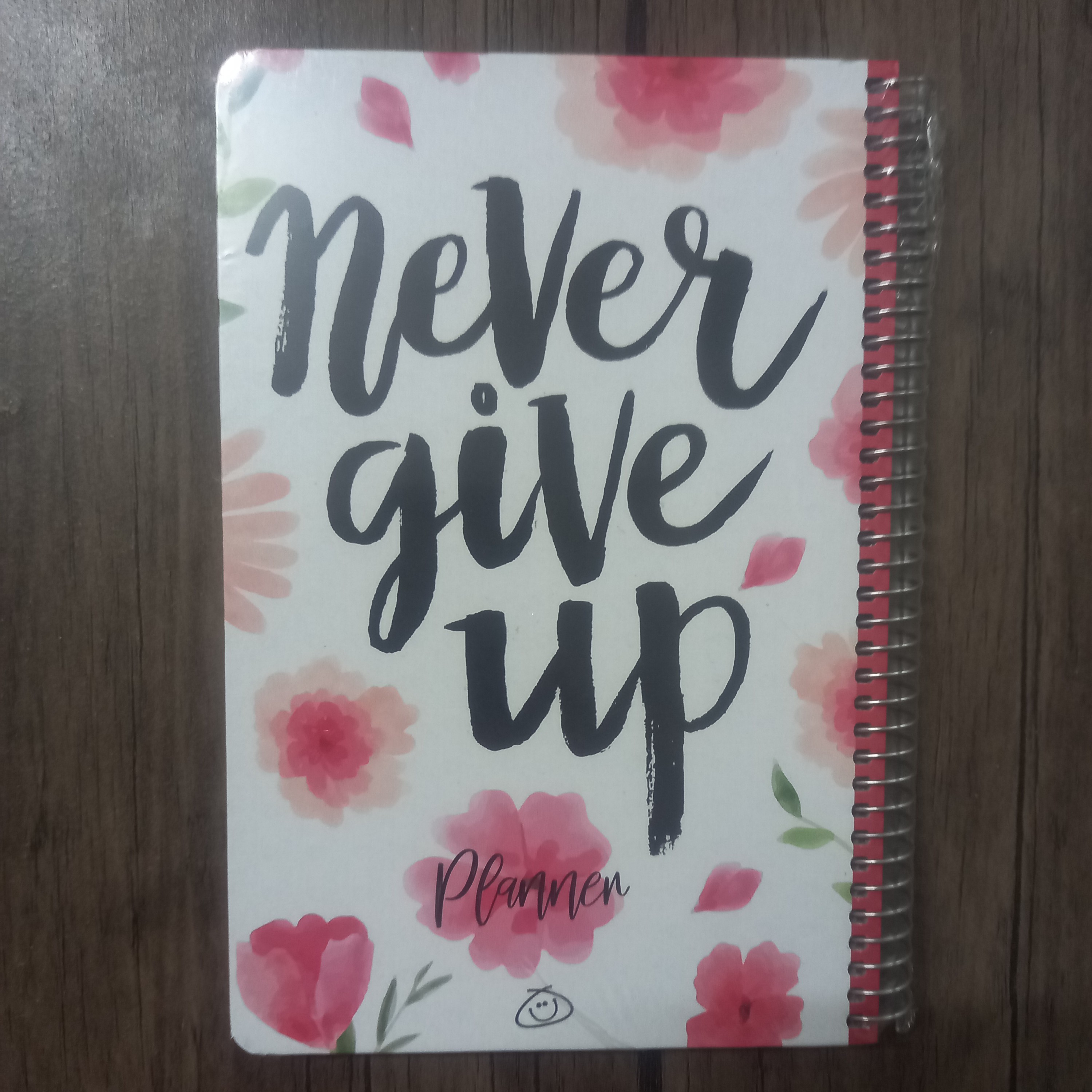 دفتر پلنر (برنامه ریزی) آماده روزانه سیمی  برند دوکادفتر دارای جلد مقاوم 