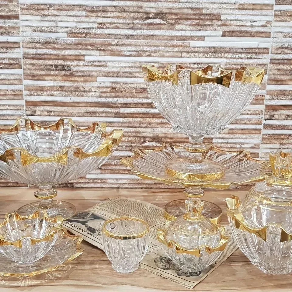 سرویس پذیرایی بسیار جذاب و چشم نواز  از جنس کریستال اصل چک و طلاکاری لبه ها با طلای 18عیار