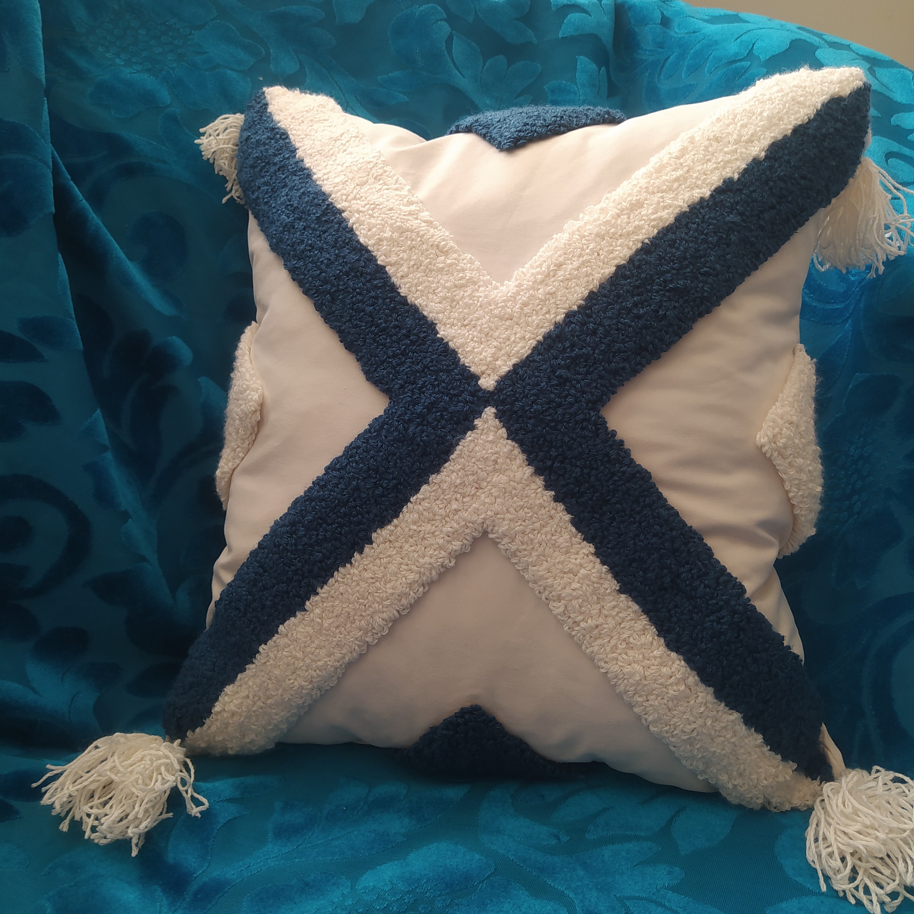 کاور کوسن پانچ دوزی سفید و سورمه ای