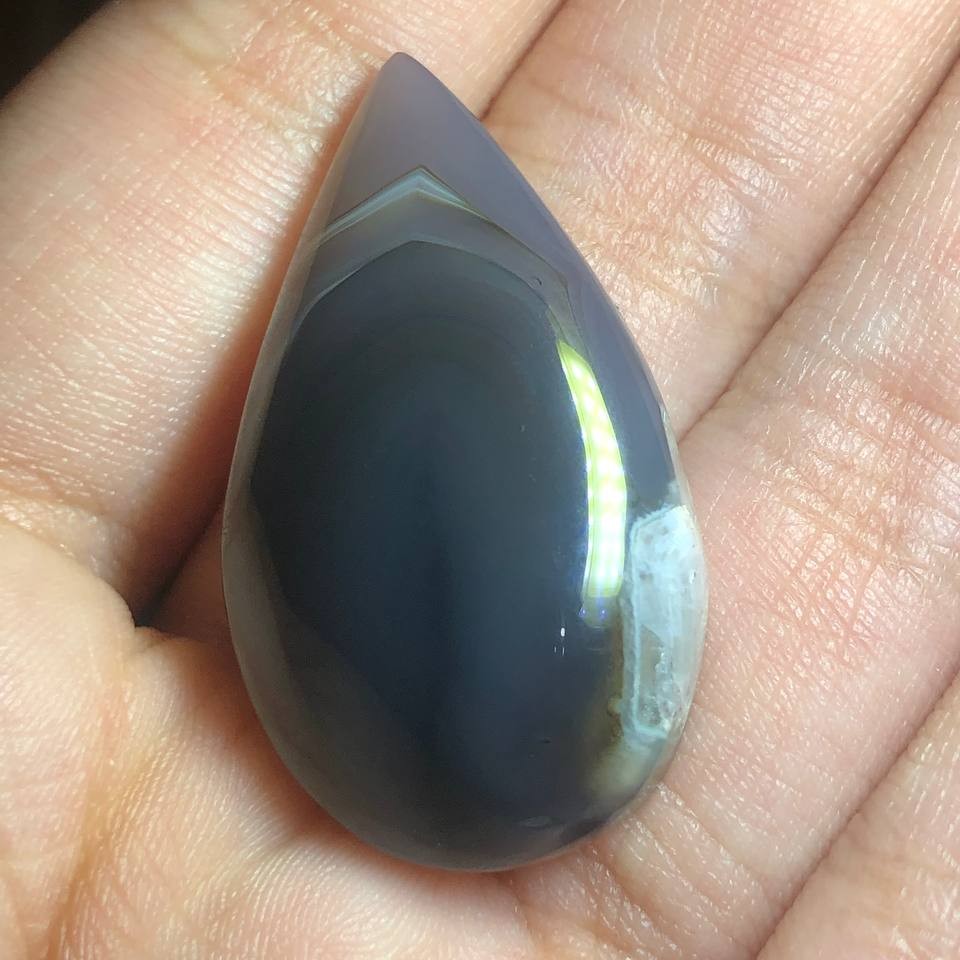 عقیق سوسنی اشکی شکل بسیار زیبا و خوش رنگ با طرحی خاص و زیبا کد 79