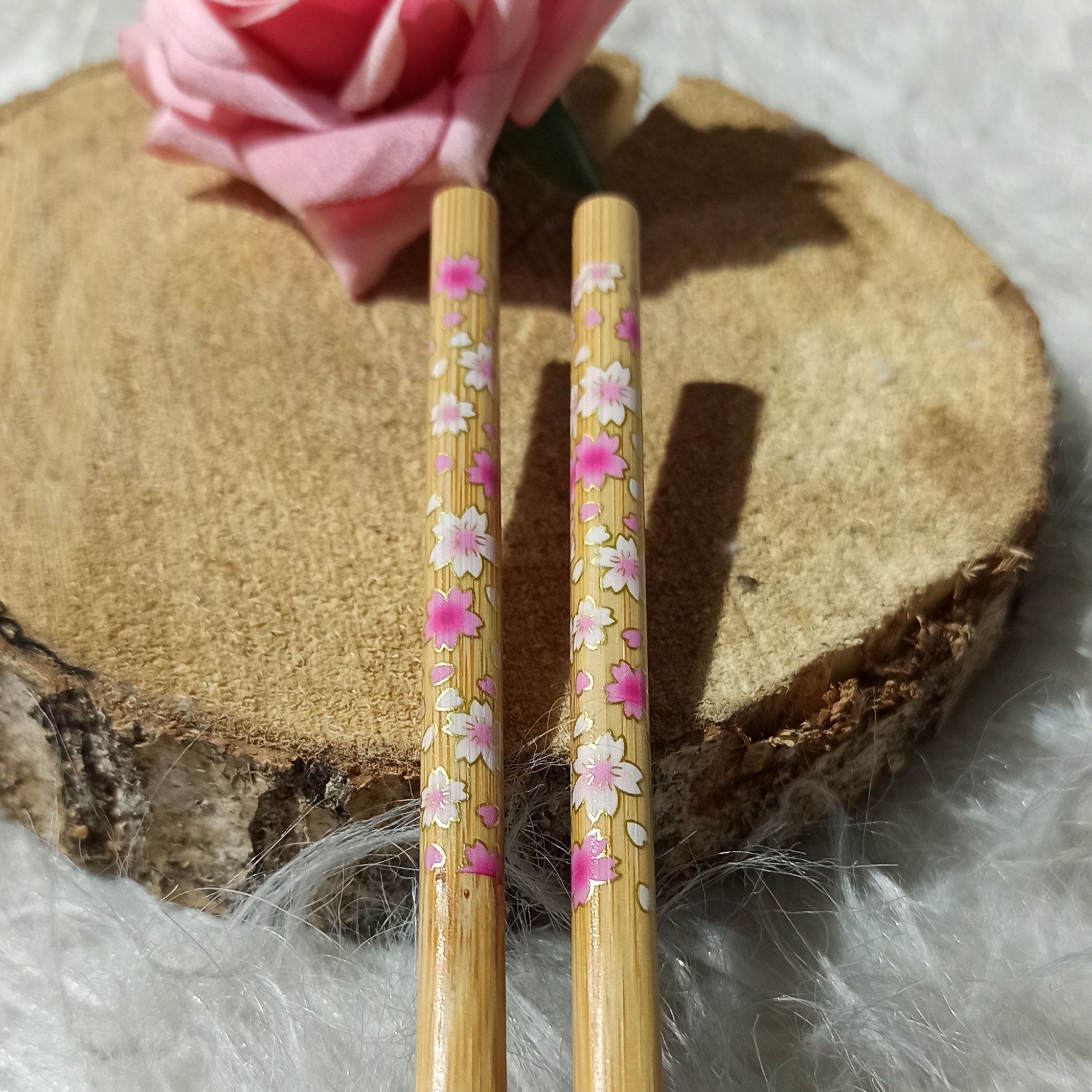 چاپستیک یا چوب غذاخوری ژاپنی چوبی با گلهای ریز صورتی