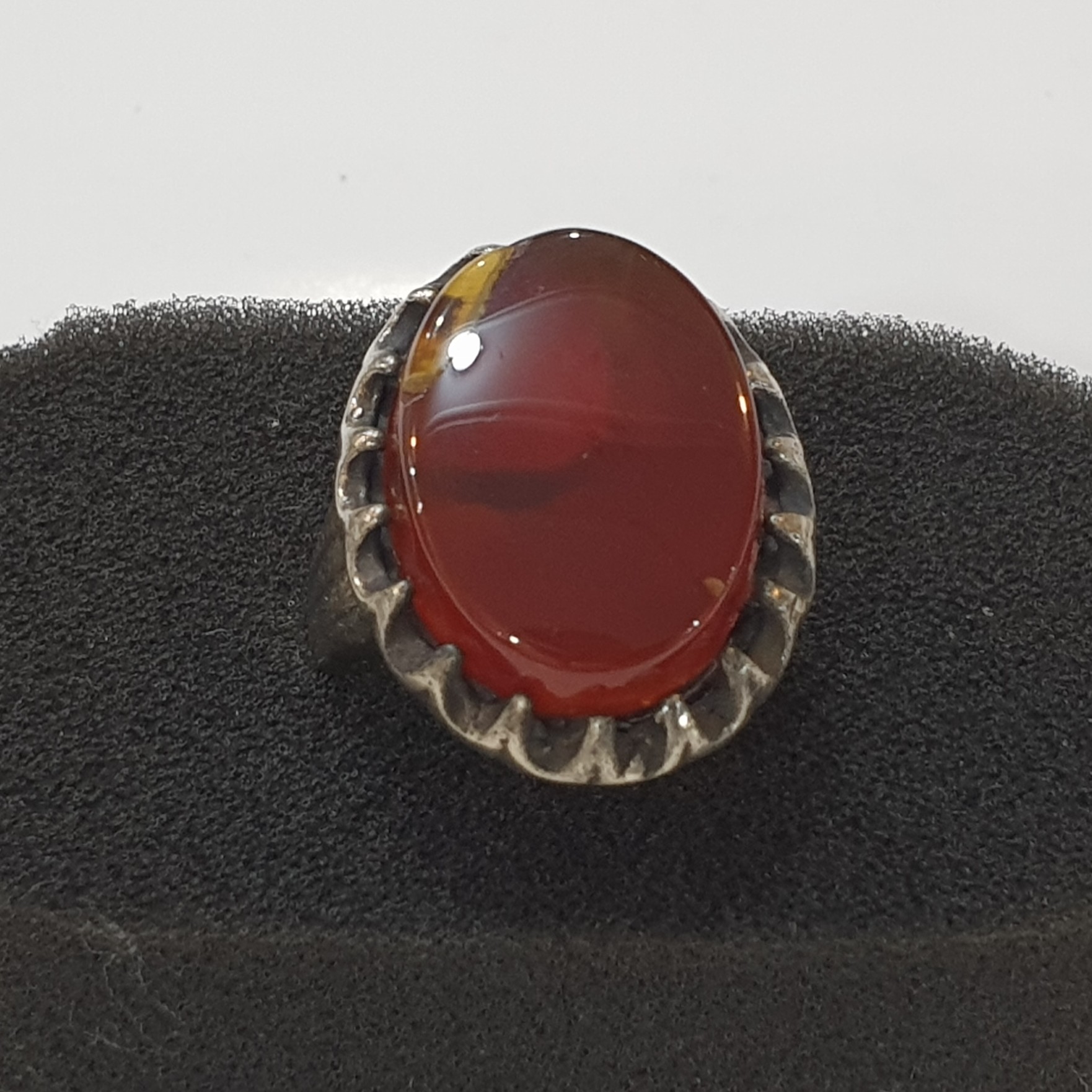 عقیق سرخ اصل یمنی با رگه زیبای معروف به چشم  مار