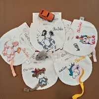 سیسمونی انواع پیش بند نوزادی با بند پستانک مدل اوکی دوکی در طرح های مختلف 