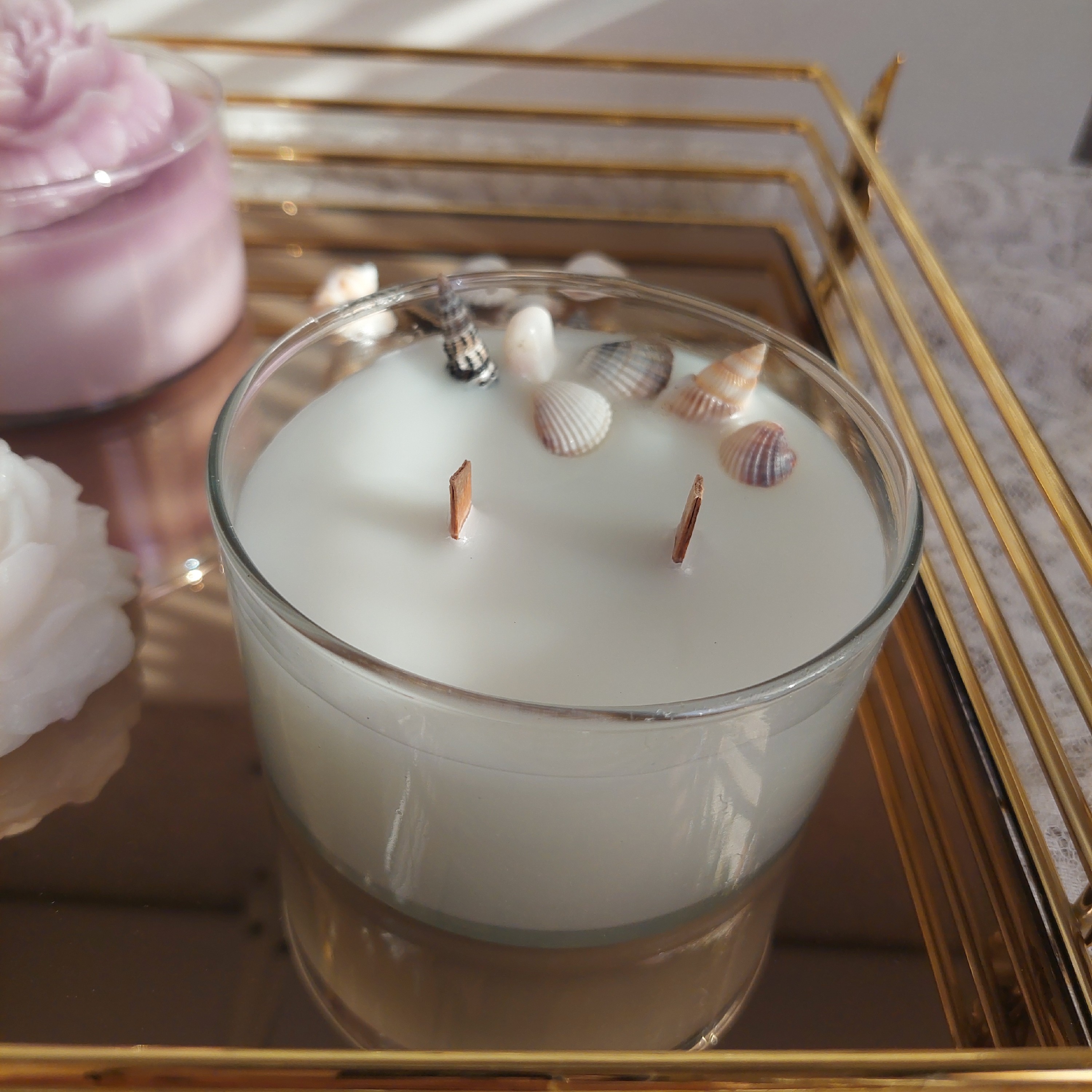 شمع شیشه ای دریایی با تزیین صدف و فیتیله چوبی 9 در 6 سانت 