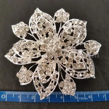 گل سینه نقره ای