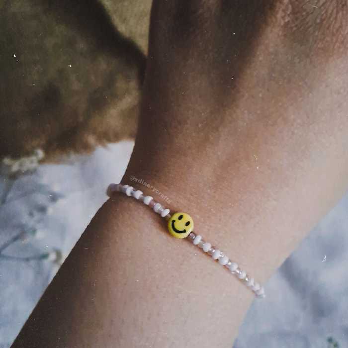 دستبند طرح لبخند یجی ساخته شده با منجوق و مهره لبخند