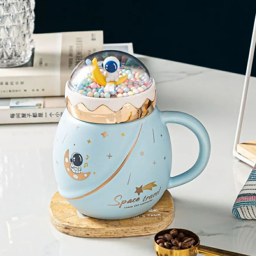 ماگ سرامیکی درپیچی حبابدار طرح فضانورد در فقط رنگ صورتی 