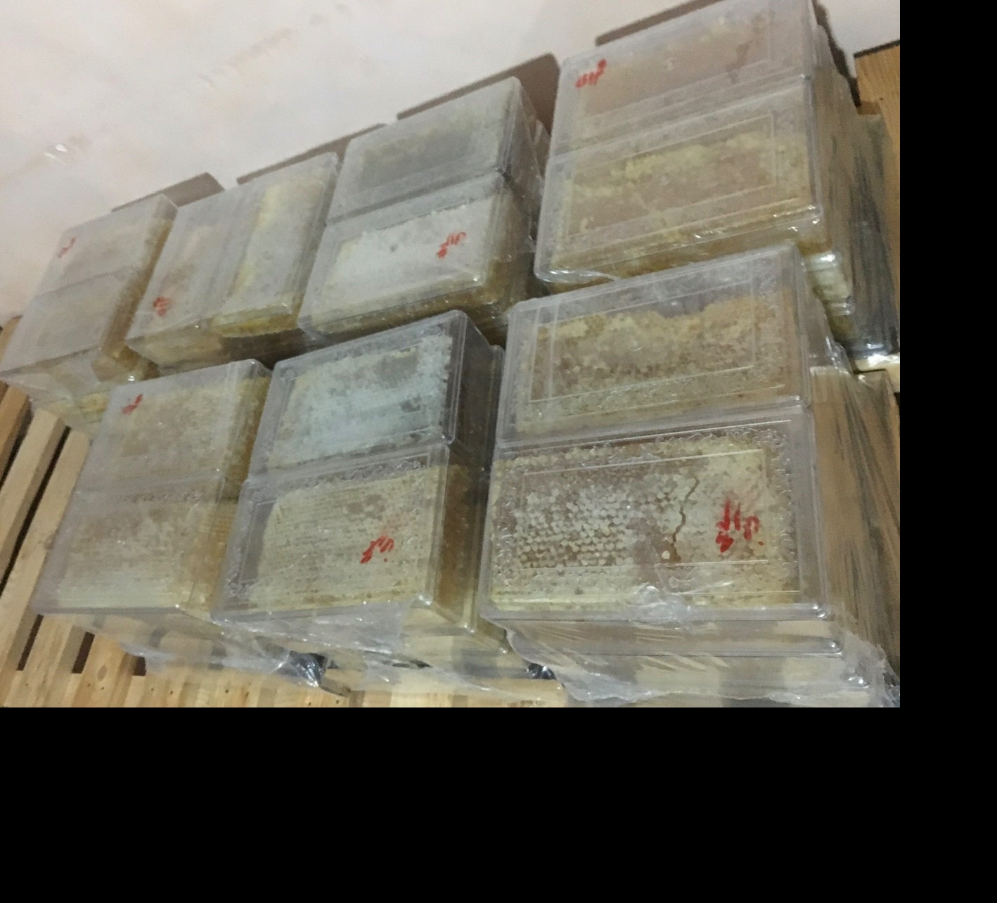 عسل ارگانیک کوهستان با مومِ طبیعی در ظروف کریستالیفروش با قیمت استثنایی (40کیلوگرم)