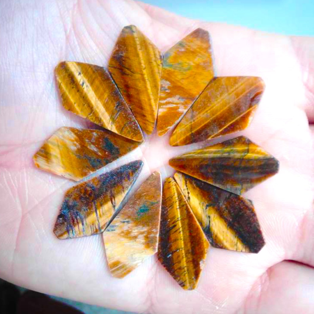 یک عدد نگین معدنی چشم ببر اصل افریقا تراش خاص مناسب گوشواره و گردنبند