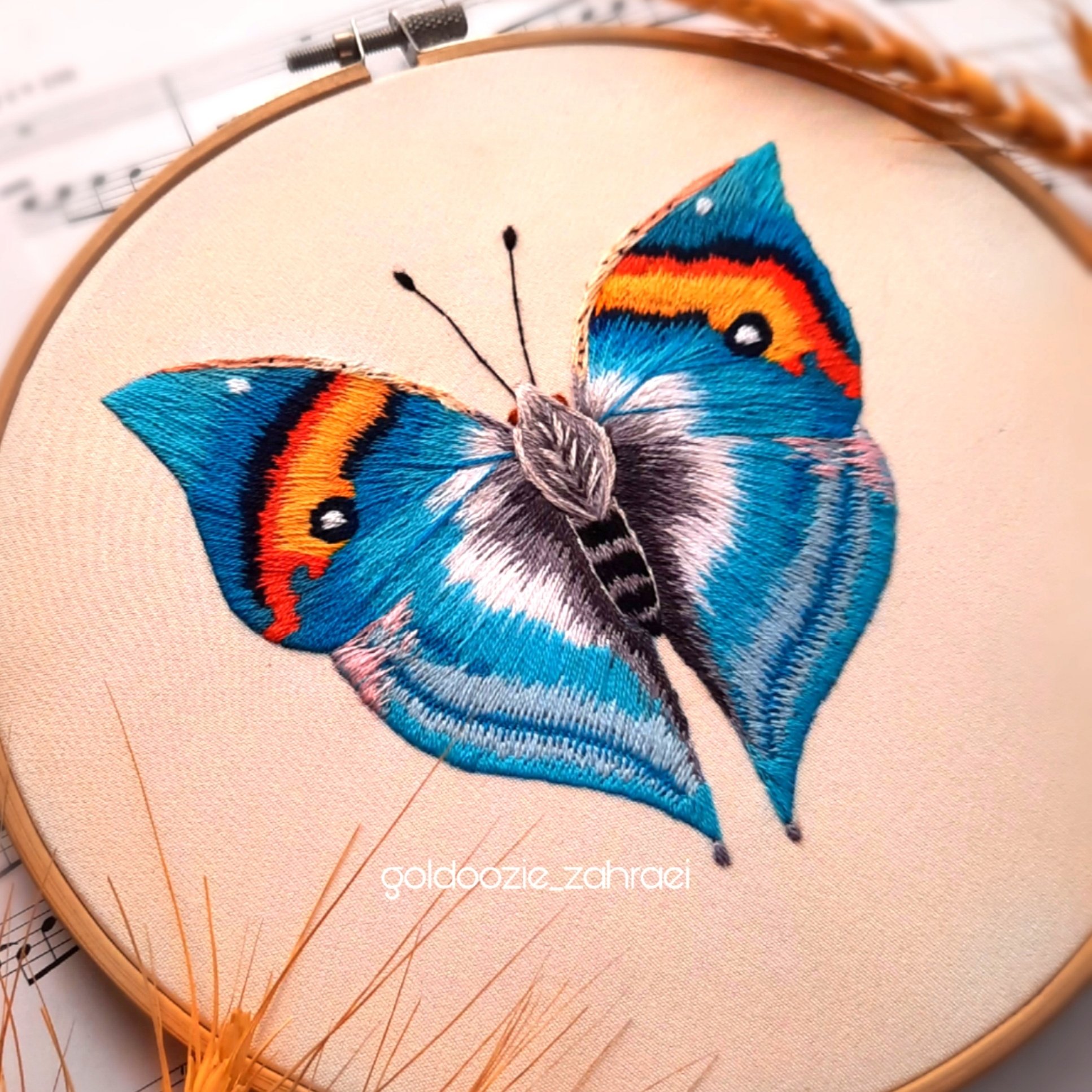 تابلو دکوراتیو گلدوزی پروانه آبی دوخته شده با دست