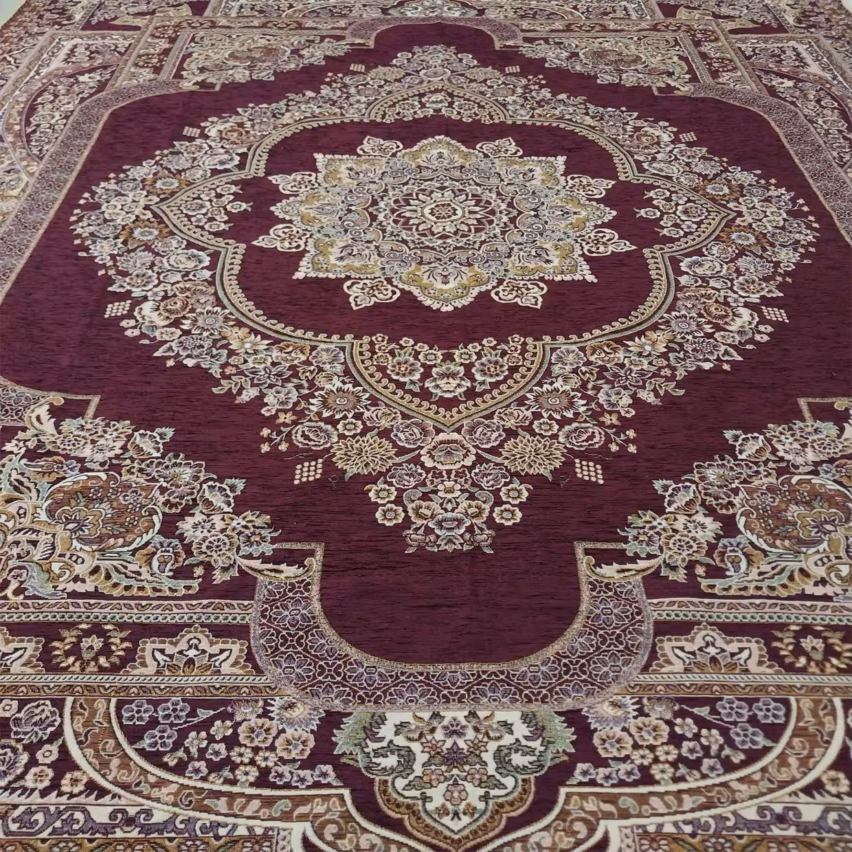 روفرشی 9 متری مخمل طرح زیبای قاب بهشت رنگ زرشکی