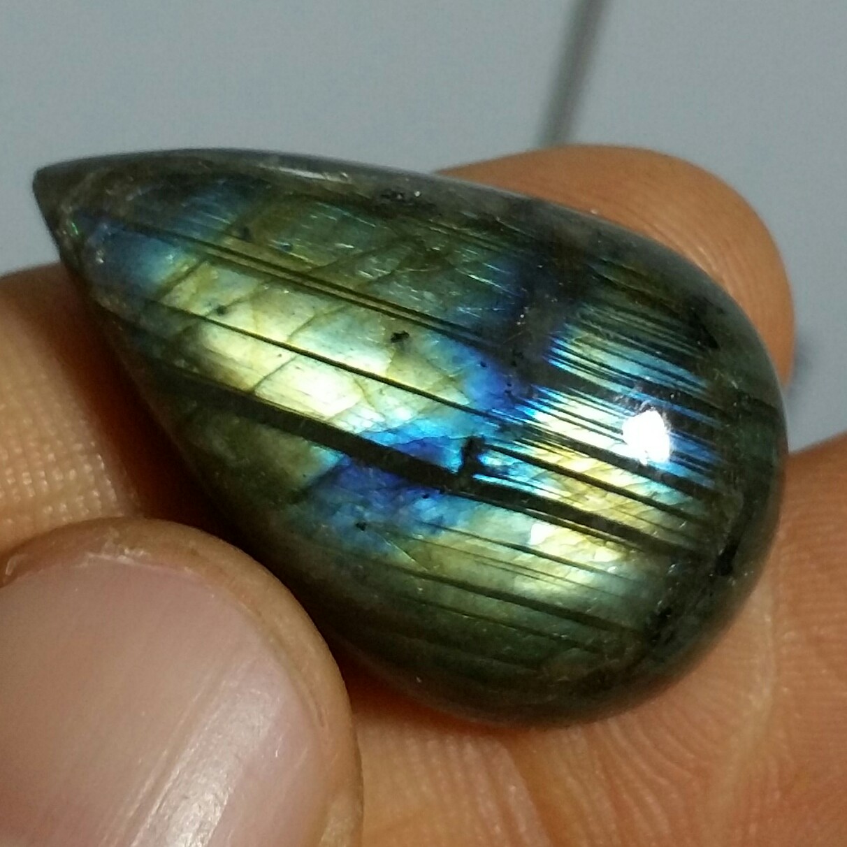 نگین لابرادوریت وارداتی از کشور لابرادور کانادا با تلالوئی بسیار بی نظیر و کمیاب کد 11147