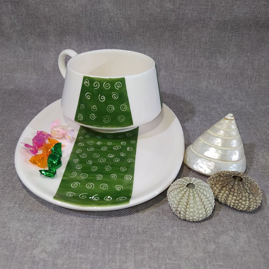 ماگ و زیر ماگی سرامیکی با رنگ جذاب و دلبر