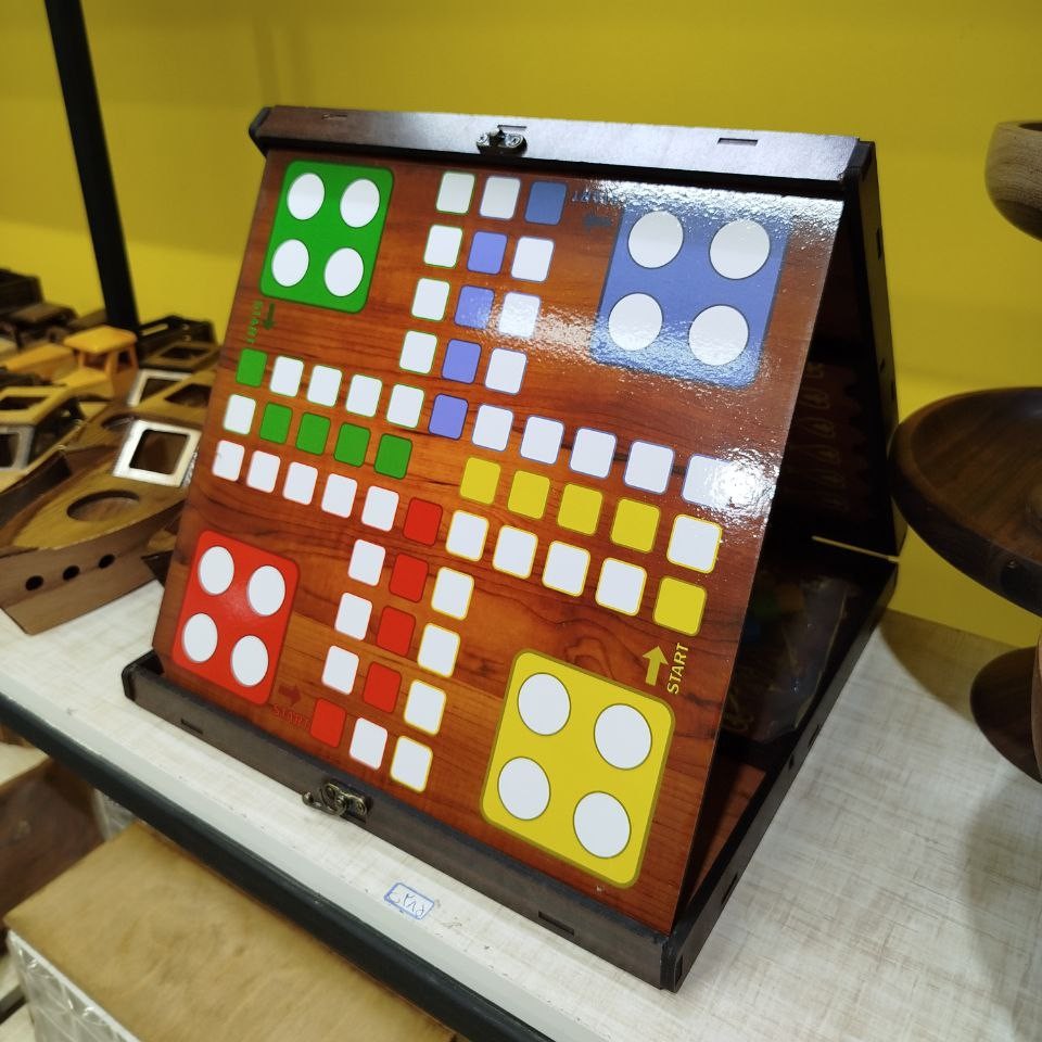 پک 9 بازی چوبی در یک باکس همراه با کیف چرمی (منچ و مار پله، دوز، تخته، شطرنج،چکرز. شوت بال. سه خط. کارت)