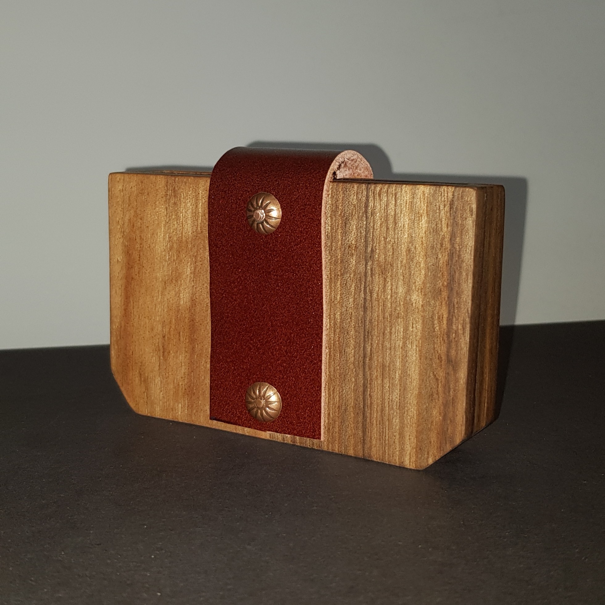 جا کارتی چوب گردو همراه با چرم طبیعی گاوی