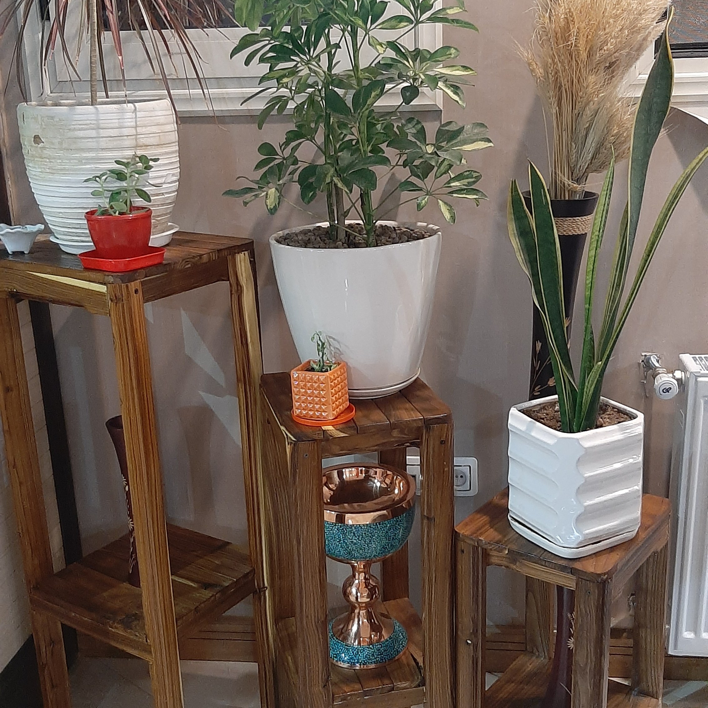 استند گل از جنس چوب سنجد با رنگ جلا و قهوه ای