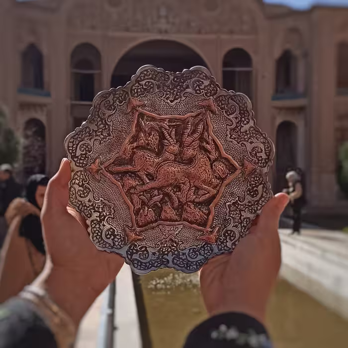 بشقاب دیوارکوب مسی دالبری قلمزنی طرح شکار سبک جونده کاری