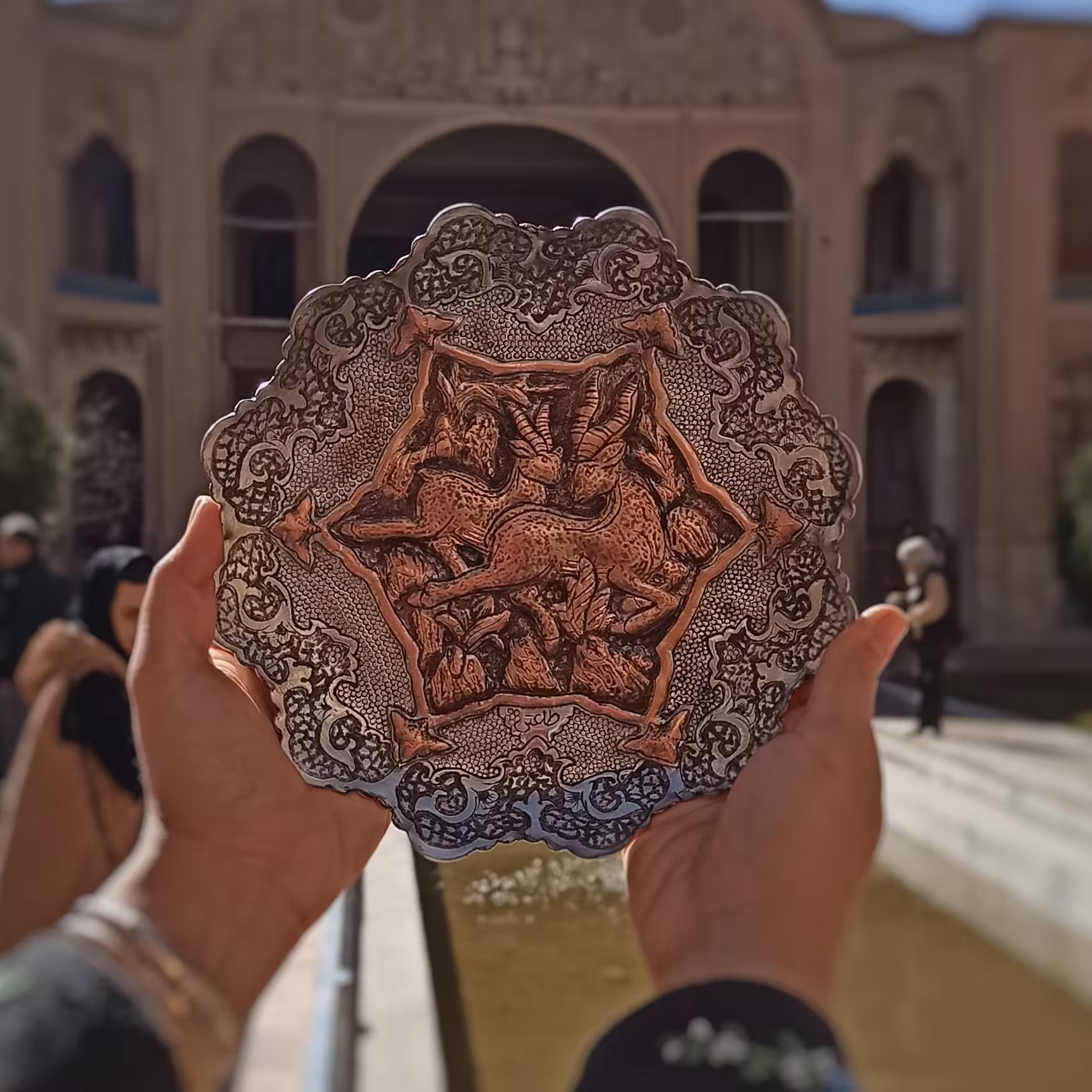 بشقاب دیوارکوب مسی دالبری قلمزنی طرح شکار سبک جونده کاری