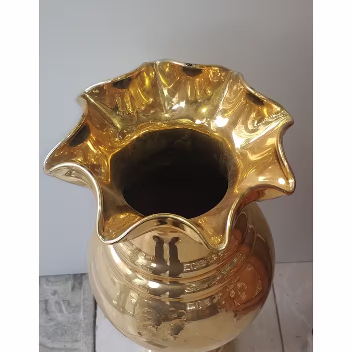 گلدان کنار سالنی