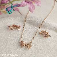 خرید نیمست زنانه جدید نگین دار شیک مارک ژوپینگ طرح پاپیون نگین دار طلایی رنگ ثابت ضد حساسیت آبکاری شده کیفیت عالی کد 1715506 - ردگل