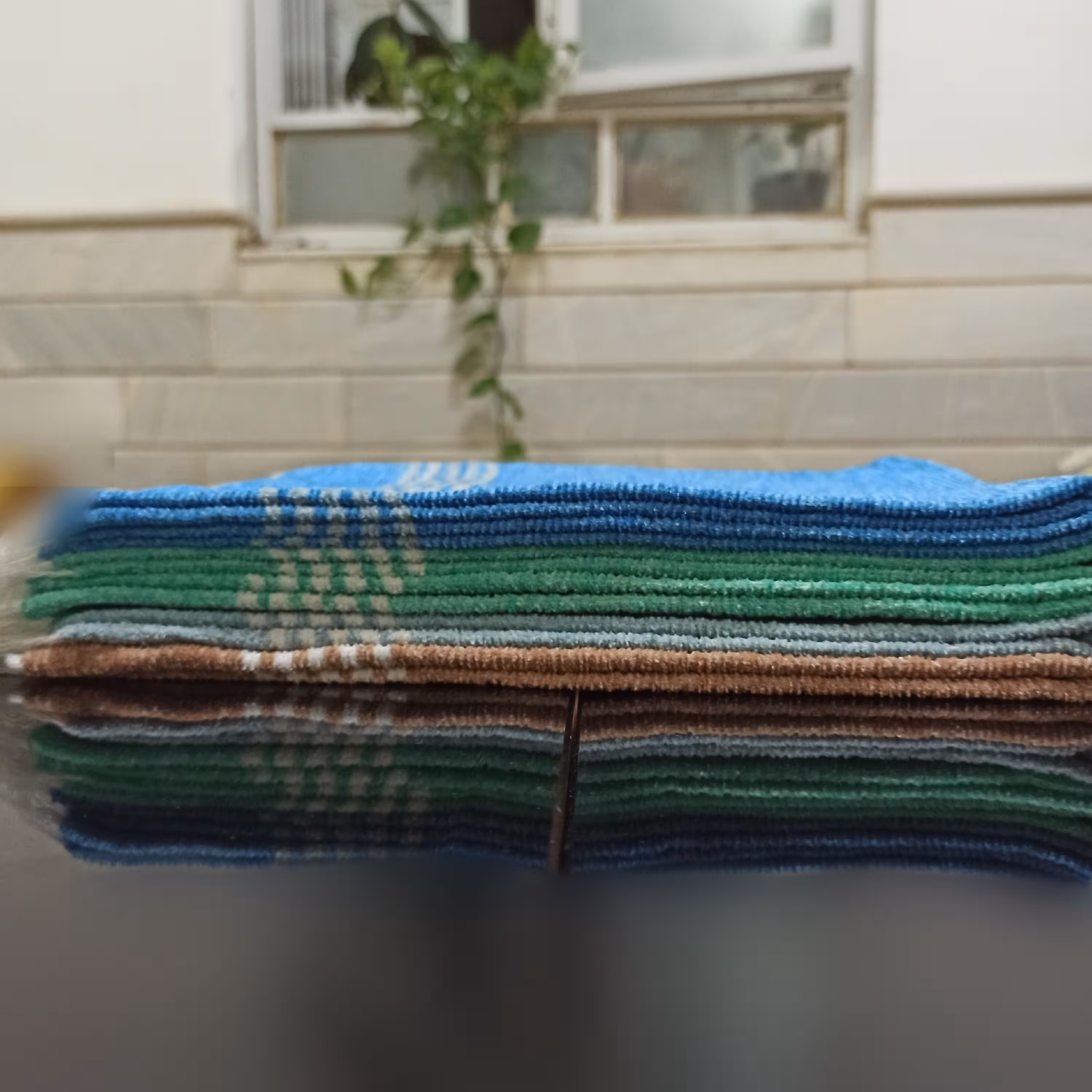 حوله دست و صورت مخملی در رنگ های سبز مغذ پسته ای آسمانی آبی کمرنگ و قهوه ای از هر رنگ 2عدد