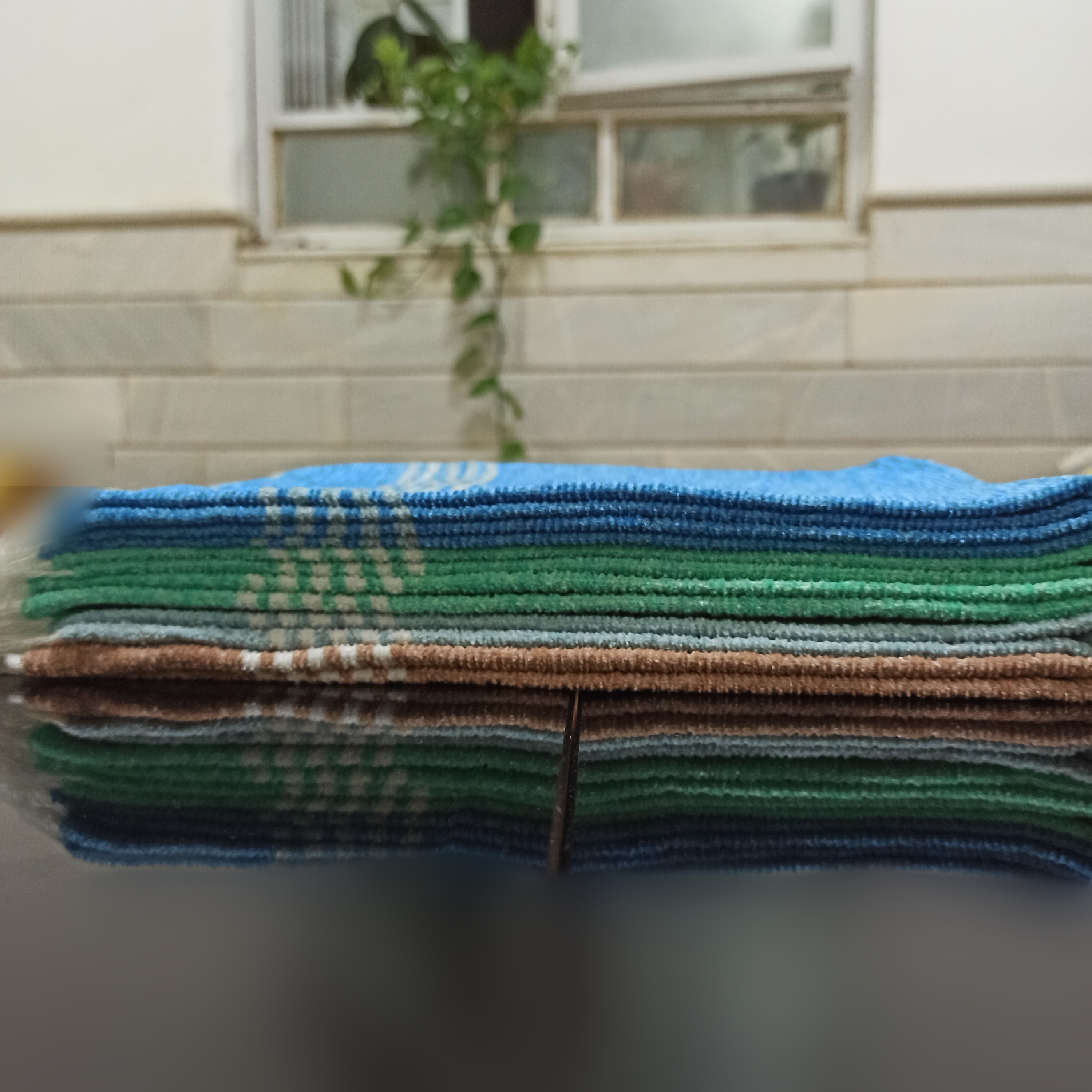 حوله دست و صورت مخملی در رنگ های سبز مغذ پسته ای آسمانی آبی کمرنگ و قهوه ای از هر رنگ 2عدد