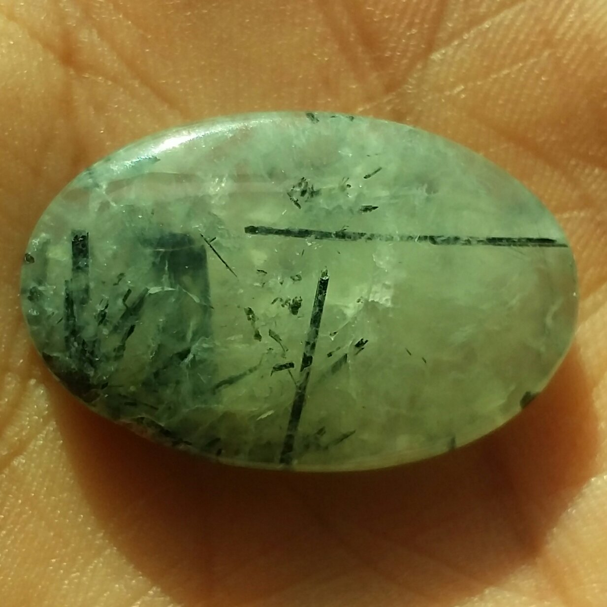 نگین پرهینت معدنی سبز با رتایل های مشکی بسیار خاص و زیبا نگینی صد در صد طبیعی و شاهکار خلقت سایز مدالی درشت