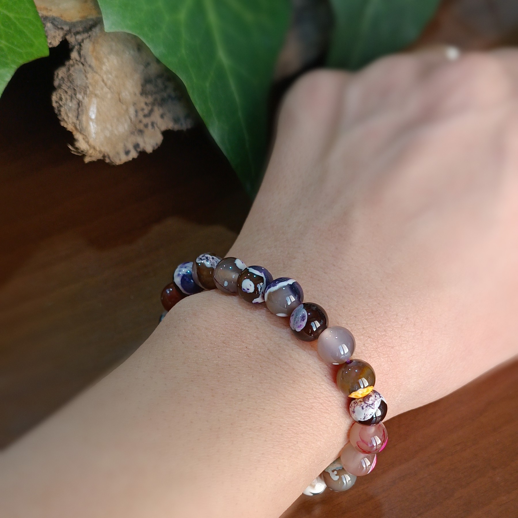  دستبند سنگ  عقیق دانه برفی قهوه ای  با کیفیت عالی و گره کشویی ،سنتتیک