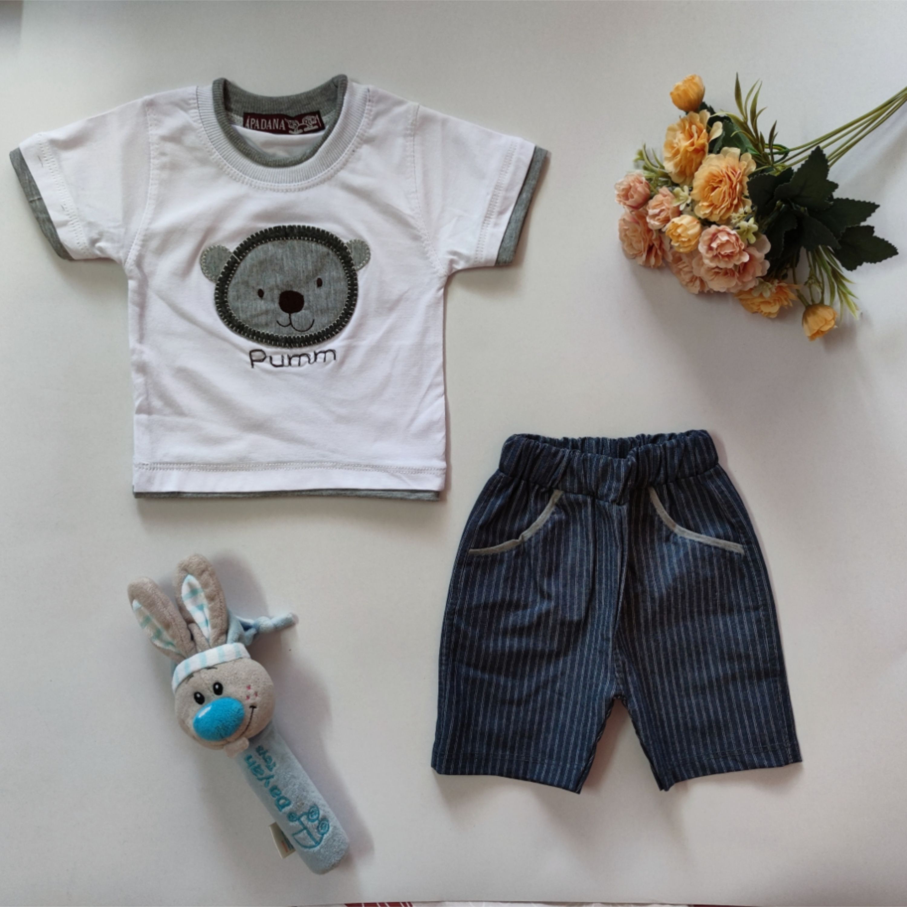 ست بلوز شلوارک پسرانه سایز 30 رنگ بلوز سفید و شلوارک راه راه طوسی