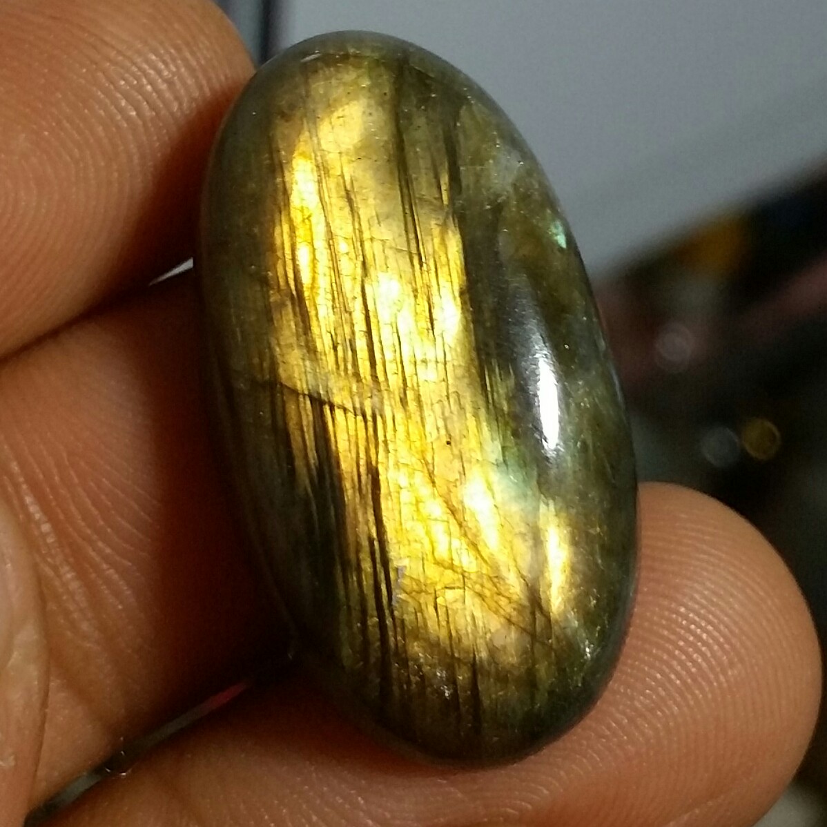 نگین لابرادوریت وارداتی از کشور لابرادور کانادا با تلالوئی بسیار بی نظیر و کمیاب کد 11155