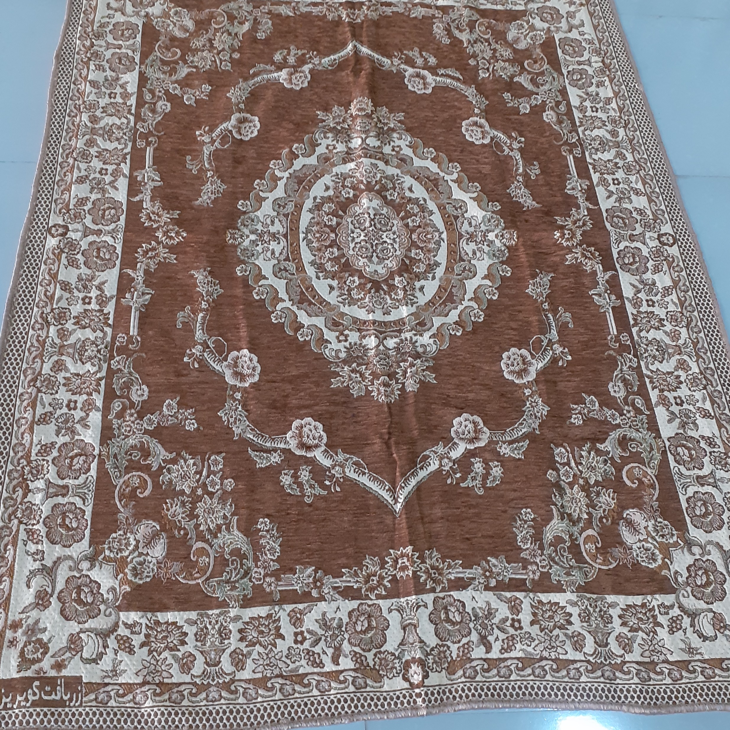 زیر انداز مخمل کرم بادامی