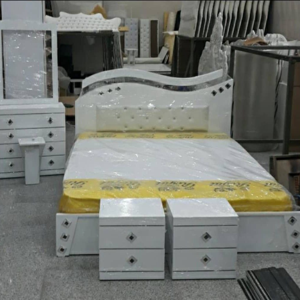 تخت خواب  دو نفره ست کامل شامل تخت خواب  2 پاتختی میز آرایش با آینه و صندلی