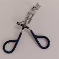 فرمژه مارک ایواز Evaz  فر مژه دستی فلزی فنری دسته سرمه ای  مژه فر کن حالت دهنده